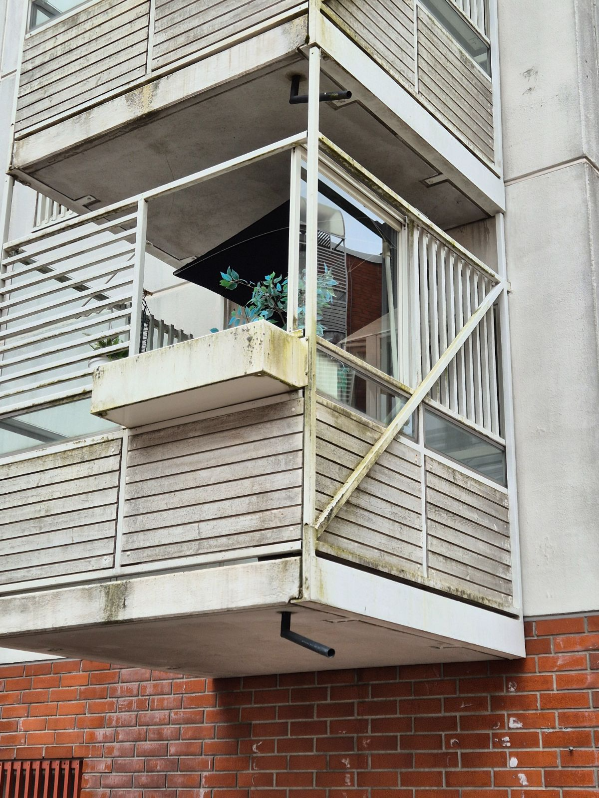 Pasilan Puistotie 5 parvekekaide ennen