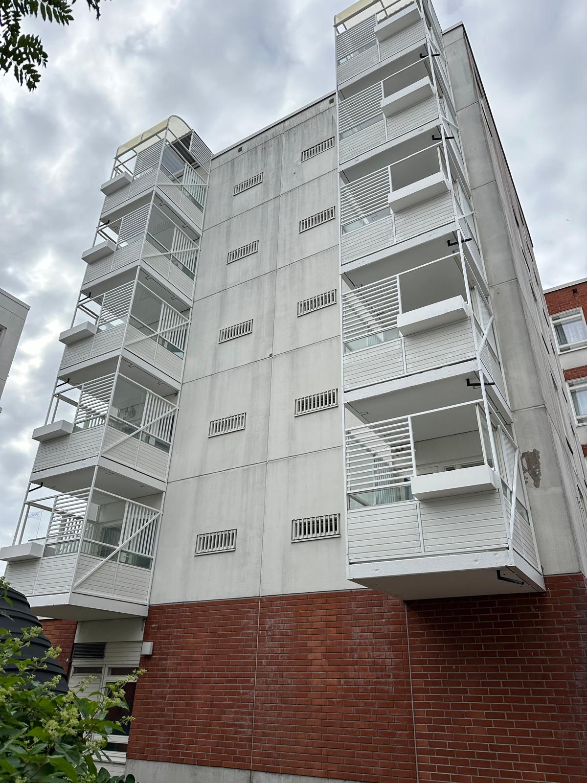 Pasilan Puistotie 5 parvekekaide